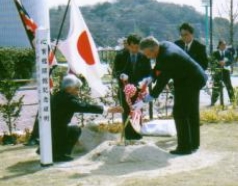 写真：心育館竣工式での植樹