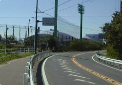 写真：夜間照明施設のあるグランド。手前には案内看板があります。