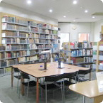 写真：郷土・参考資料コーナーの様子